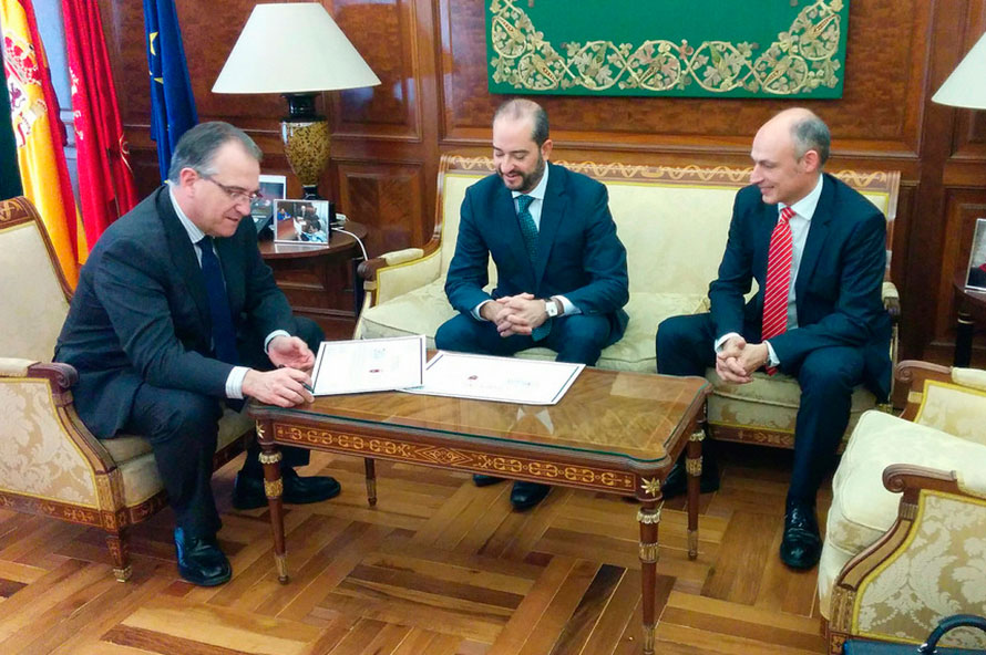 Entrega del Premio al Ayuntamiento de Pamplona