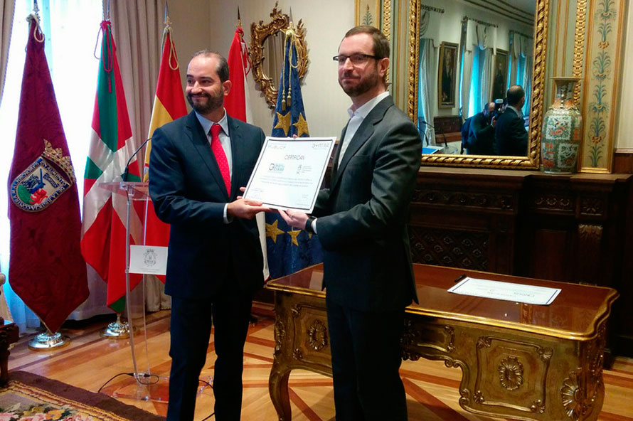 Entrega del Premio al Ayuntamiento de Vitoria-Gasteiz